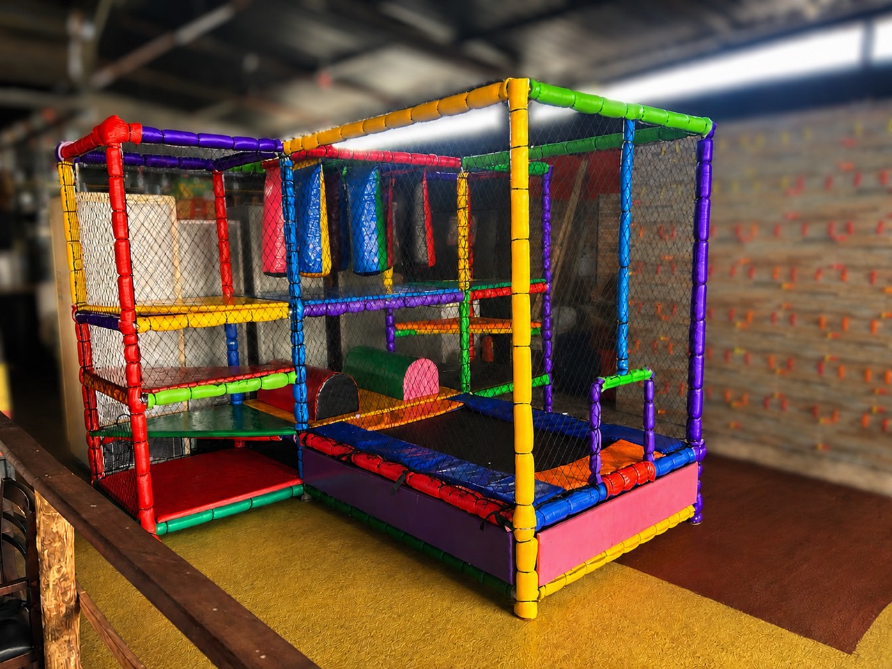 Espaço kids com brinquedão colorido visível para famílias no restaurante Varanda Ypê em Campinas